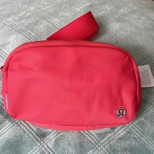 NEW  Lululemon Everywhere belt bag .